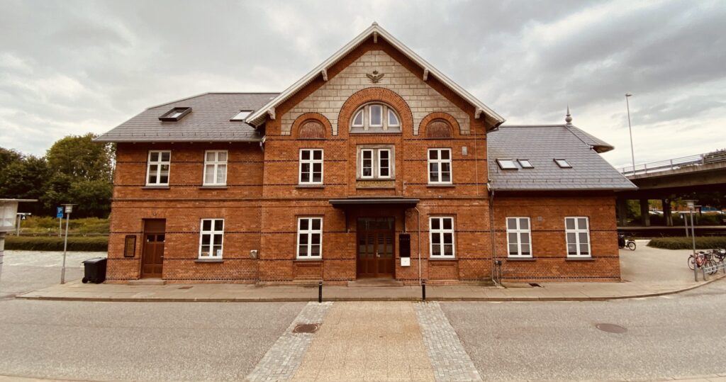 Jeg har kontor på 2. sal i den gamle stationsbygning i Hadsten